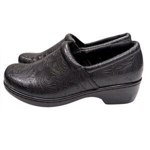 YUU Bethanee Womens Clogs Black Embossed Paisley Size 8.5
